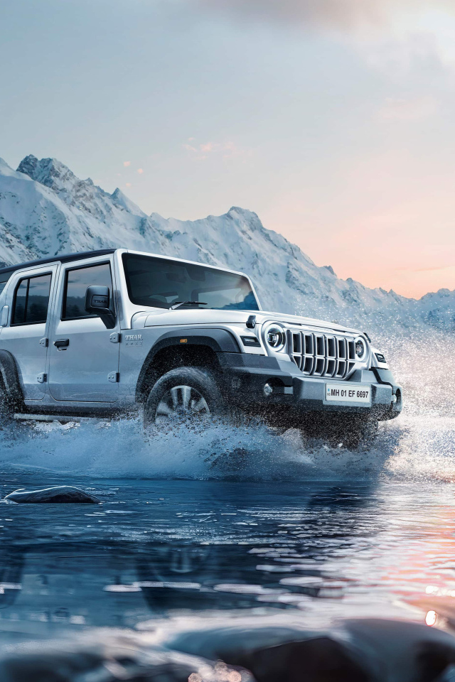 Внедорожник Mahindra Thar Roxx 2024 года едет по ледяной реке