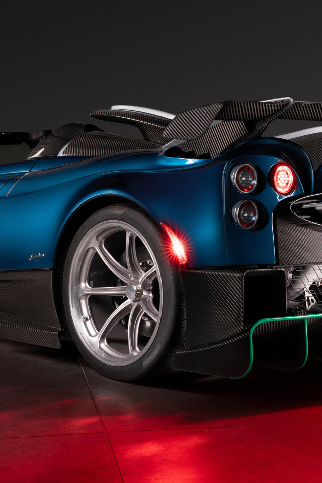 Вид сзади на спортивный автомобиль Pagani Imola Roadster