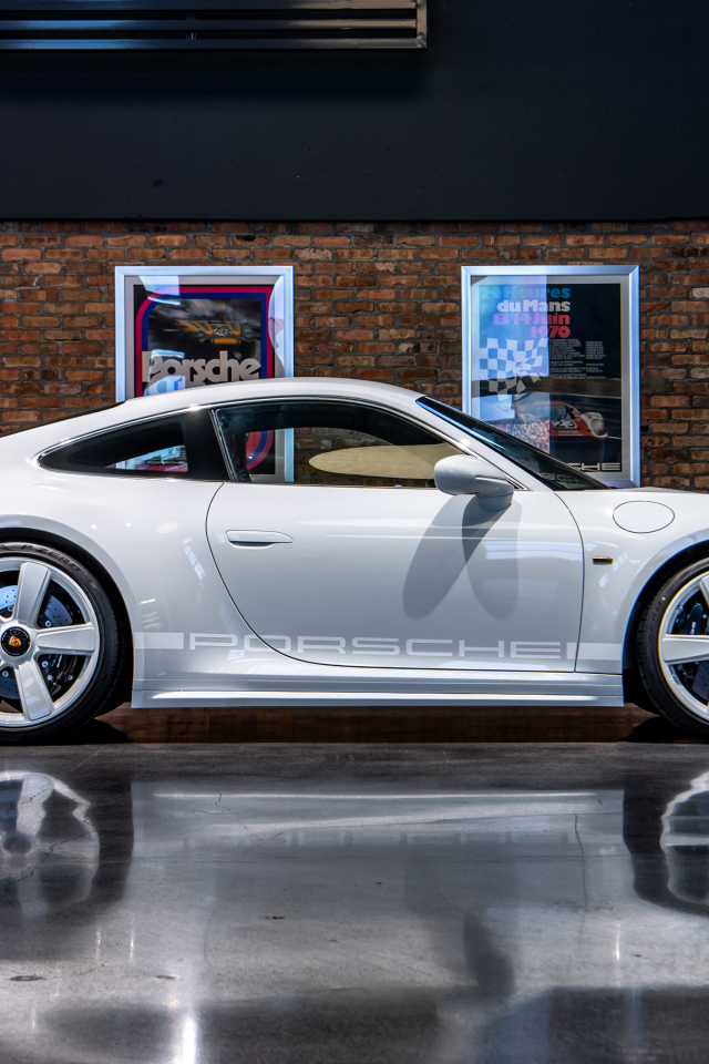 Автомобиль Porsche 911 Sport Classic 2024 года вид сбоку