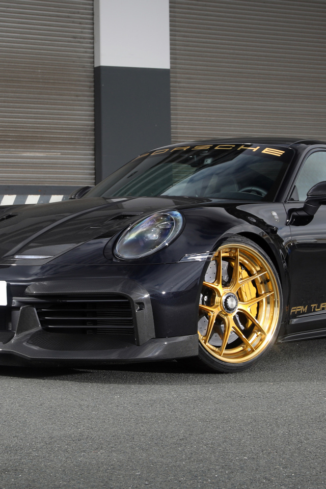 Черный автомобиль Porsche 911 Turbo S