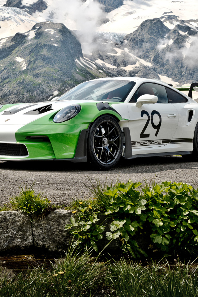 Гоночный автомобиль Porsche 911 GT3 RS на фоне гор