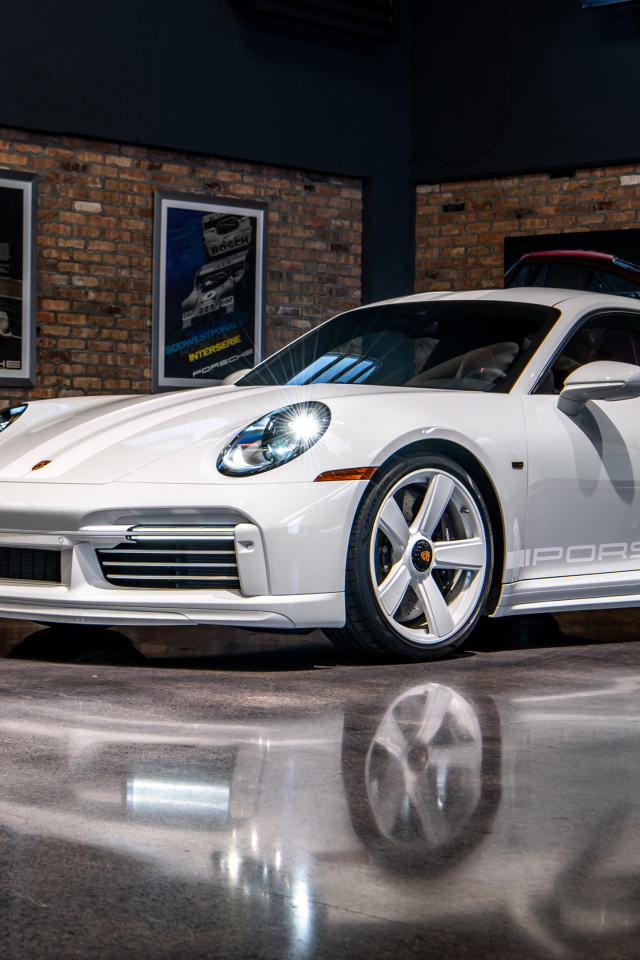 Автомобиль Porsche 911 Sport Classic  на презентации