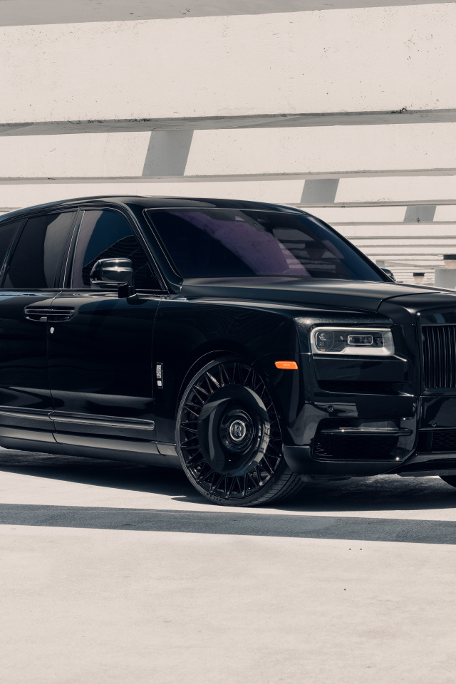 Большой черный Black Rolls-Royce Cullinan
