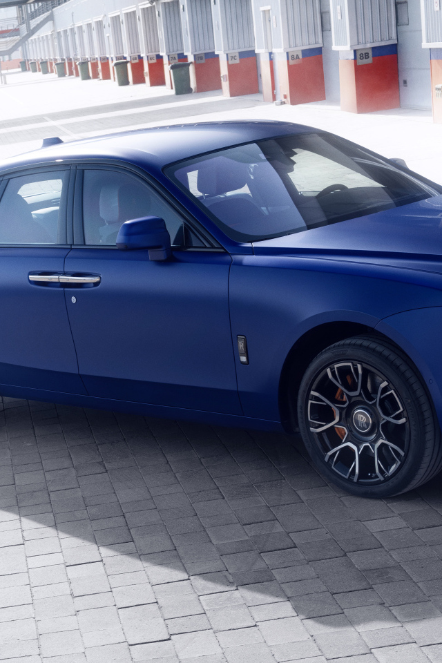 Синий автомобиль Rolls-Royce Black Badge Ghost CGI