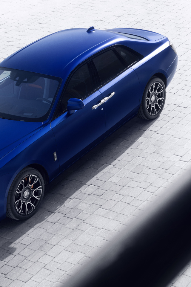 Синий Rolls-Royce Black Badge Ghost вид сверху