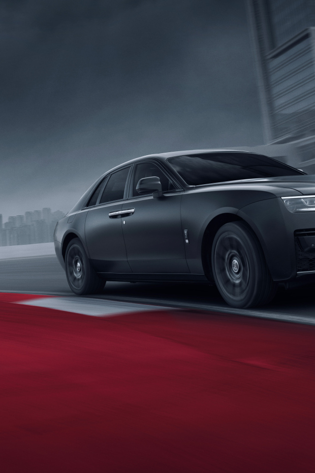 Дорогой черный автомобиль Rolls-Royce Black Badge Ghost