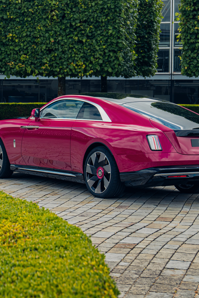 Розовый автомобиль Rolls-Royce Spectre