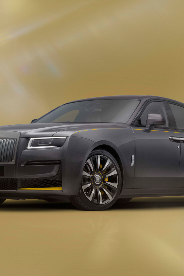 Серый автомобиль Rolls-Royce Ghost Prism Gunmetal