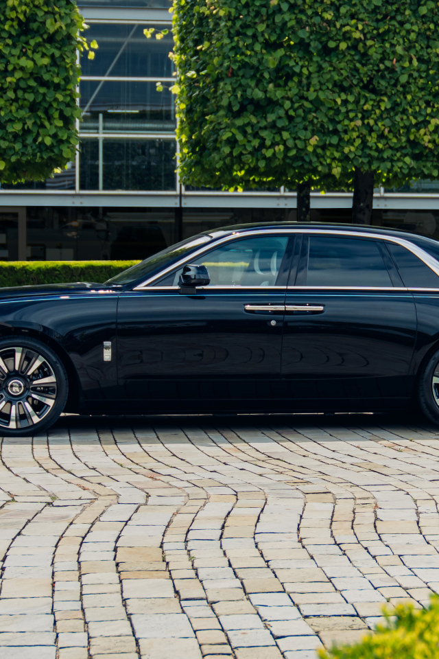 Вид сбоку на автомобиль Rolls-Royce Ghost