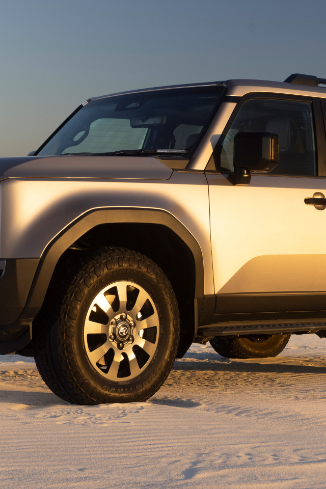 Внедорожник Toyota Land Cruiser Prado VX-R 2024 года на снегу