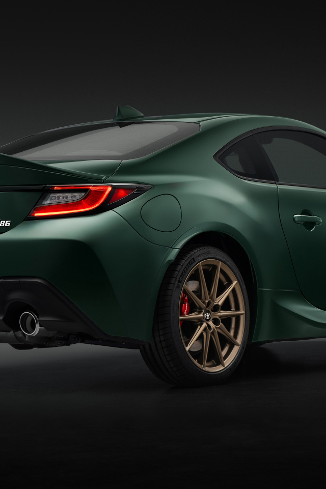 Вид сзади на зеленый автомобиль Toyota GR86 Hakone Edition 2025 года
