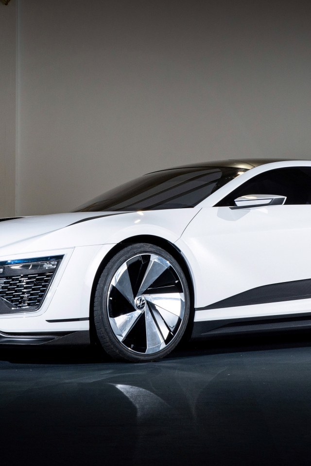 Белый Volkswagen Golf GTE