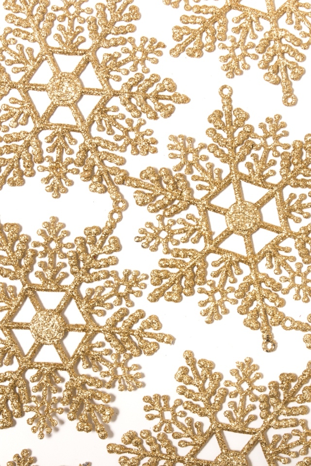 Золотые снежинки на белом фоне