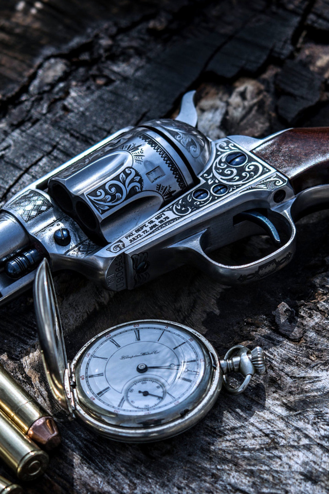 Револьвер 1871 года с украшениями лежит на дереве рядом с патронами и карманными часами