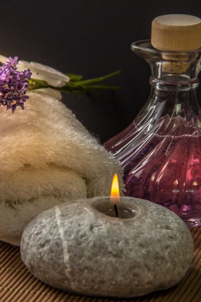 Ароматное масло со свечой, полотенцем и веточкой лаванды