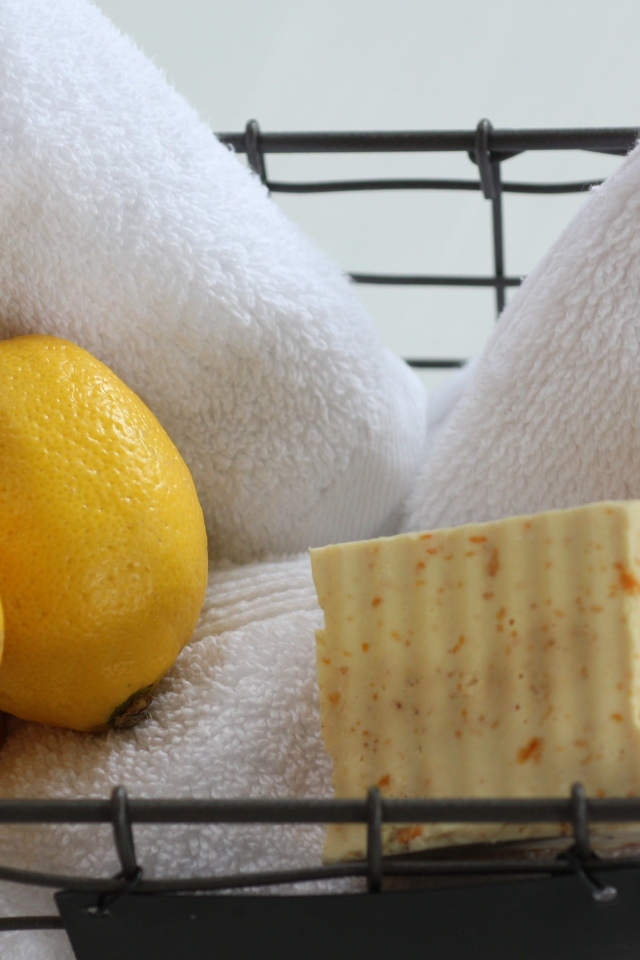 Мыло, лимоны и полотенце в корзине