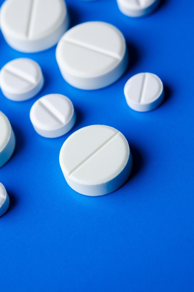 Белые таблетки на синем фоне