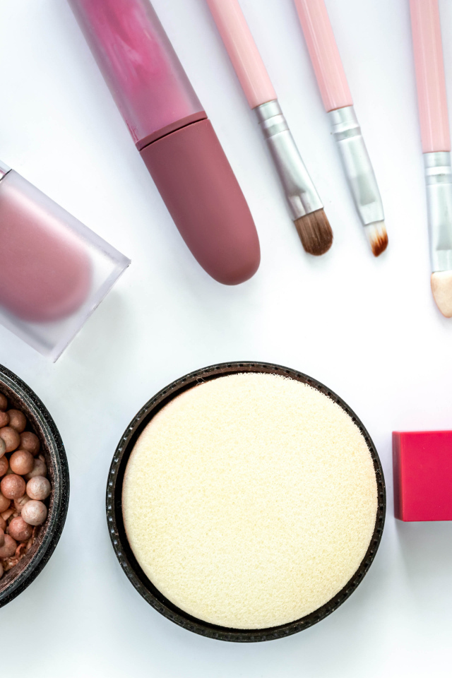 Женская косметика для макияжа на белом фоне