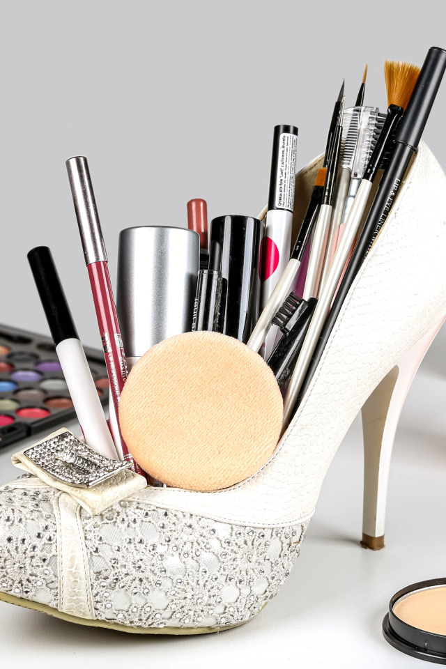 Женские белые туфли наполнены косметикой