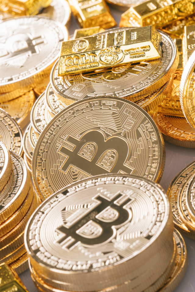 Золотые монеты биткоин со слитками