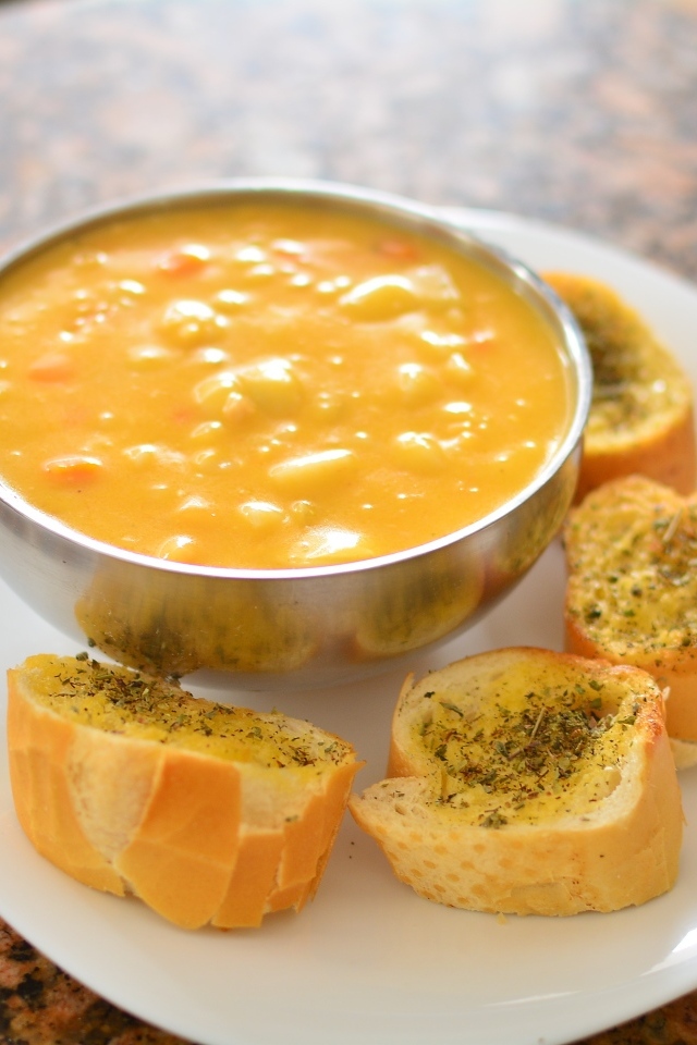 Суп с фасолью на тарелке с гренками