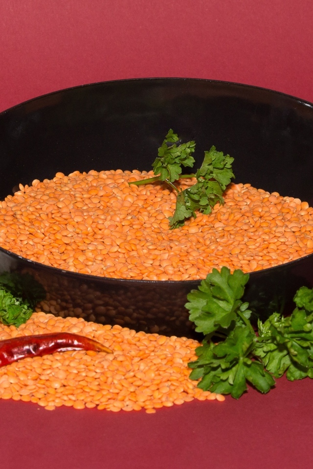 Бобы с чесноком и петрушкой на красном фоне