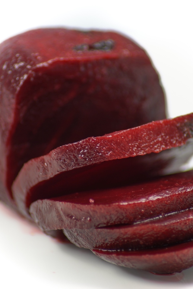 Вареная свекла на белом фоне