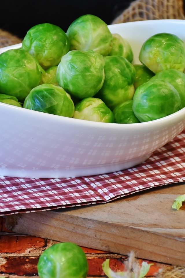 Брюссельская капуста в большой белой тарелке