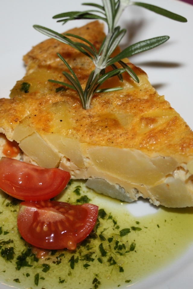 Запеканка на тарелке с помидорами