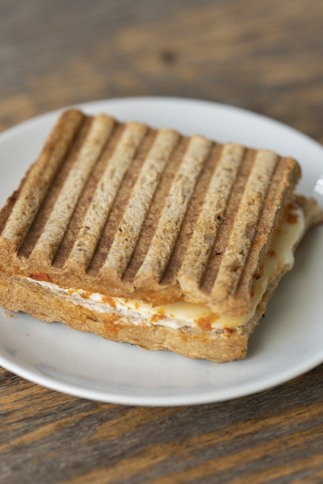 Сэндвич с сыром на деревянном столе