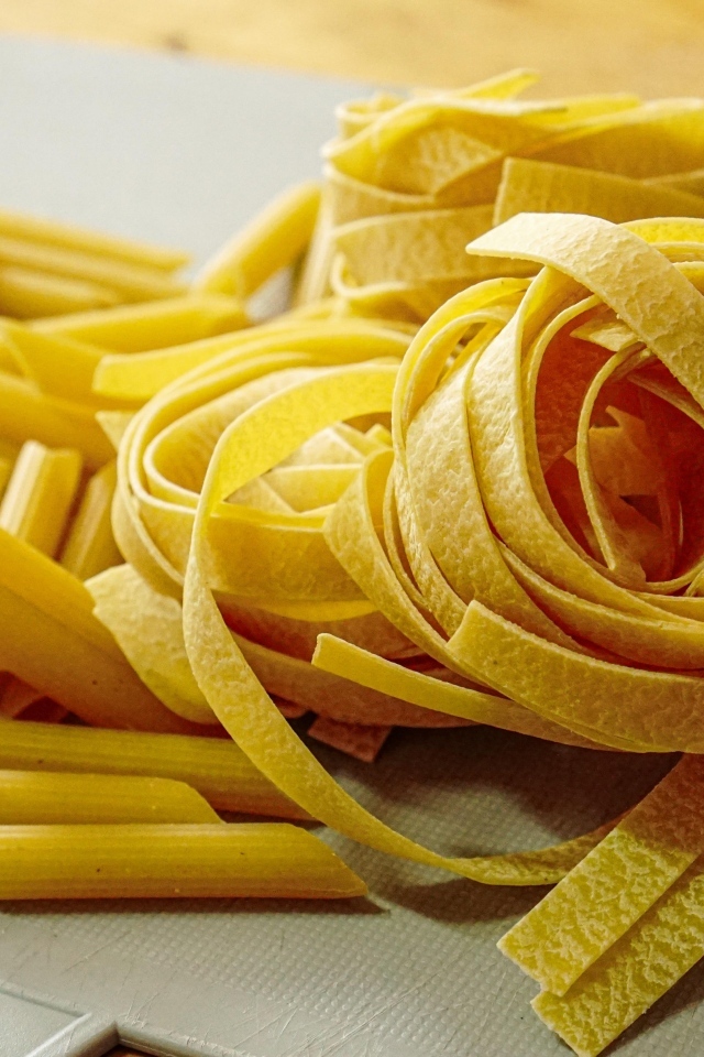 Макароны разных видов на столе