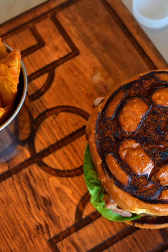 Бургер с картофелем фри для футболиста