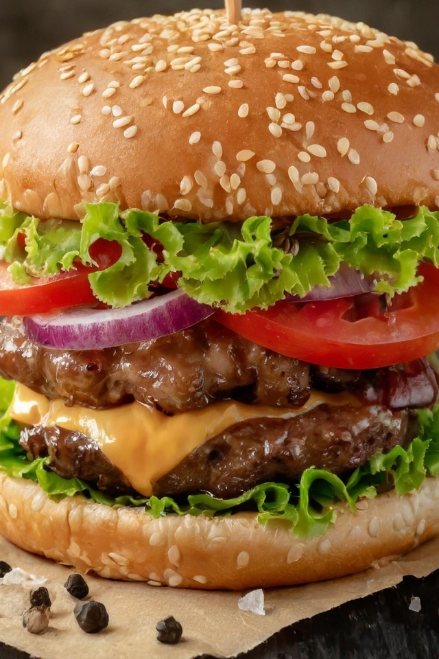 Гамбургер крупным планом на столе со специями