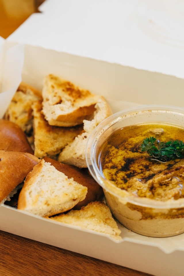 Хумус с хлебом на столе