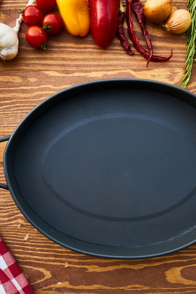 Большая чугунная жаровня на столе