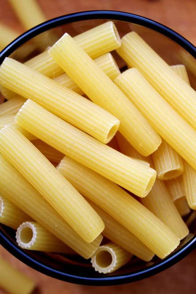 Большие макароны ригатони крупным планом