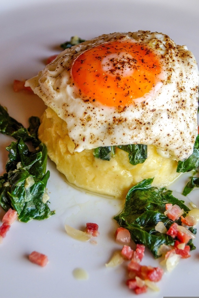 Картофельное пюре с яичницей на тарелке