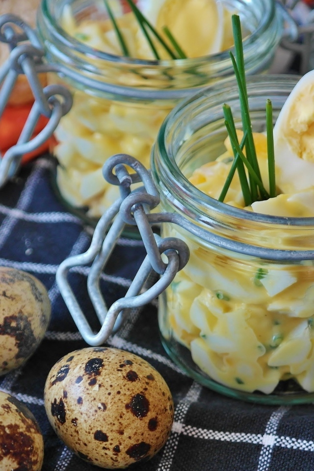 Перепелиные яйца на столе на завтрак