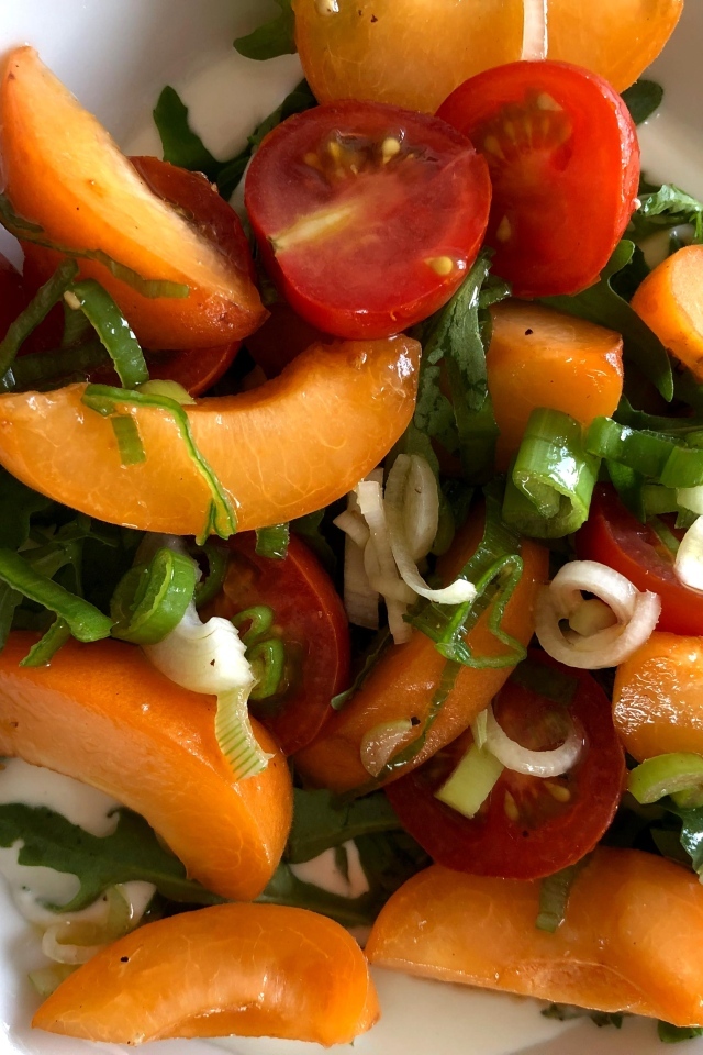 Салат из красных помидор с зеленым луком