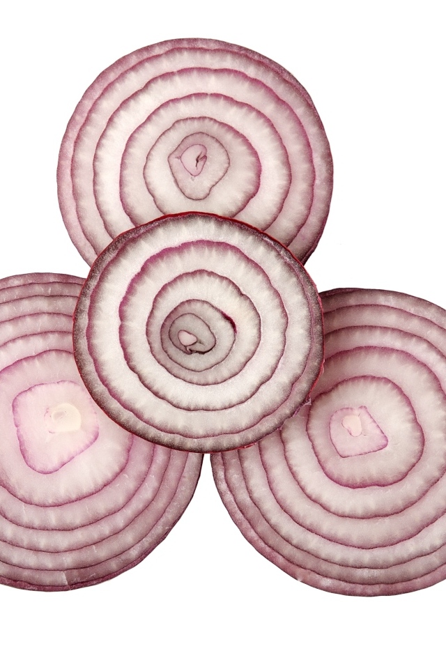 Кольца красного лука на белом фоне крупным планом
