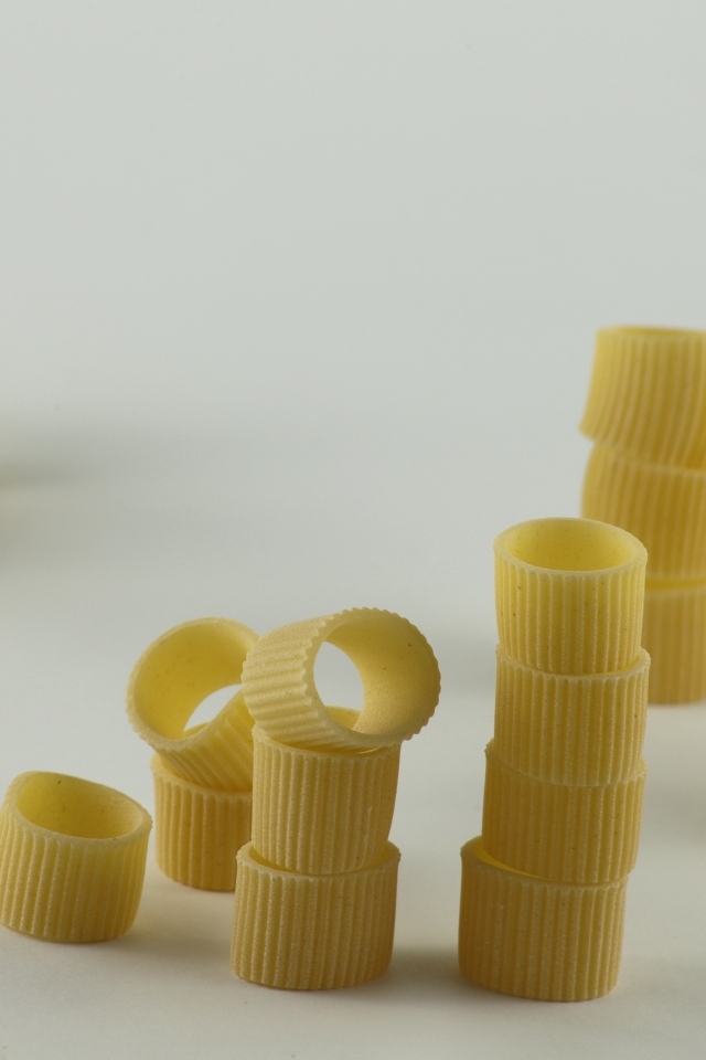 Ригатони на сером фоне