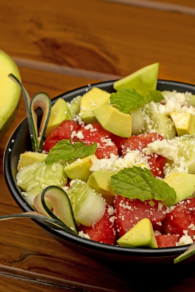 Салат с авокадо, помидорами и огурцами