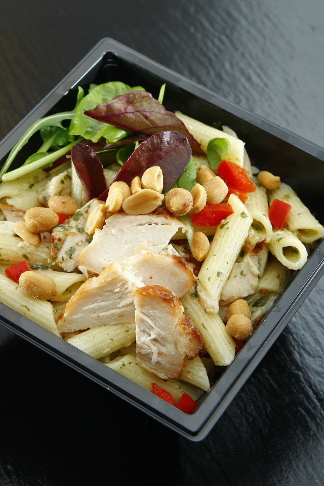 Салат с макаронами, зеленью и курицей