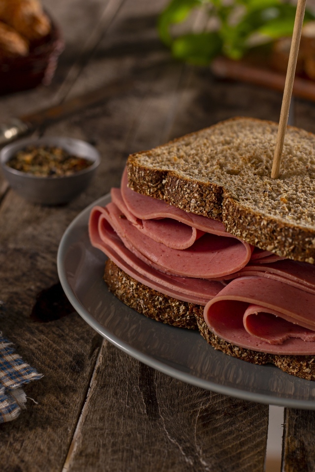 Бутерброд с черным хлебом и ветчиной