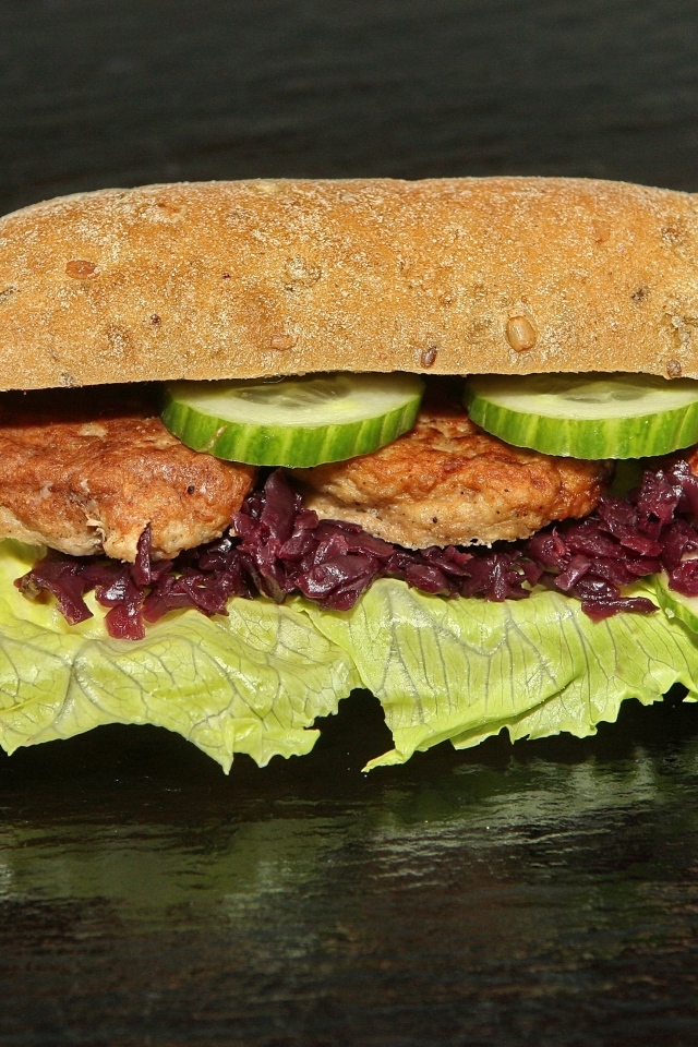 Бутерброд с котлетами и огурцами