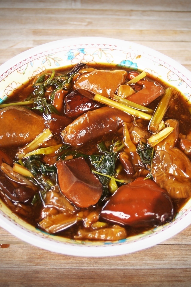 Острое азиатское блюдо с грибами