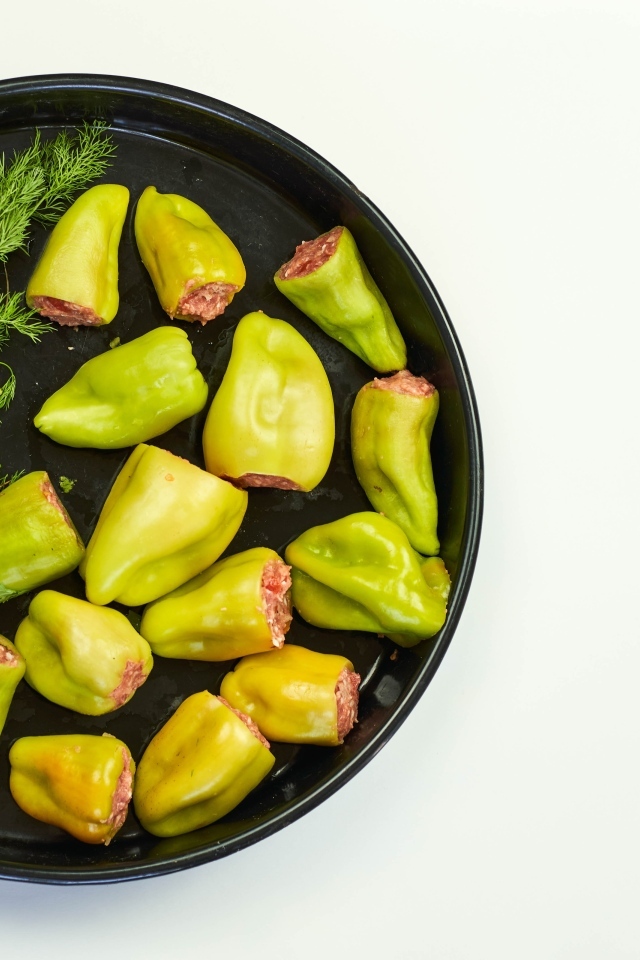 Фаршированный перец на сковороде с петрушкой