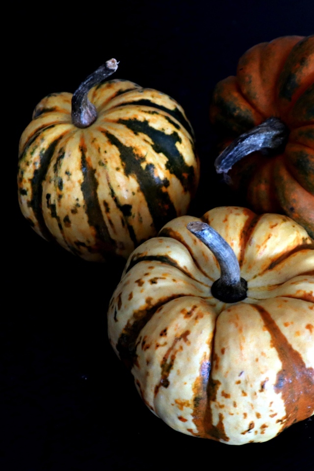 Три тыквы на черном фоне