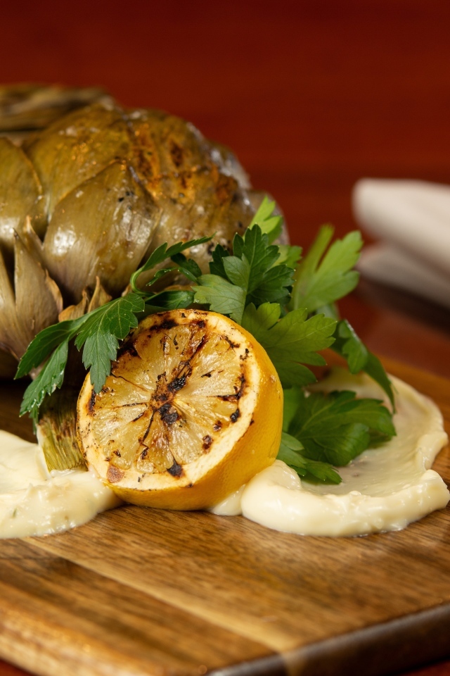 Артишок с лимоном на доске