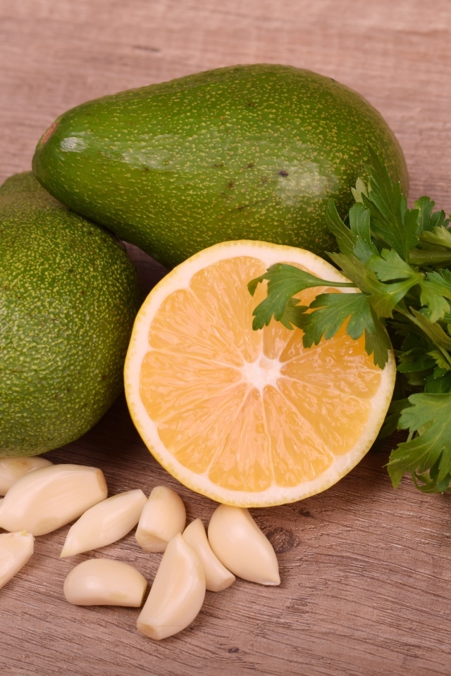 Авокадо на столе с чесноком и лимоном